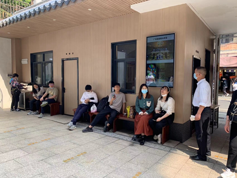 1683530361753139.jpg 正在休息的游客.jpg