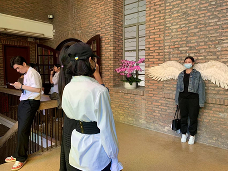 1683530565485031.jpg 正在拍照打卡的游客.jpg