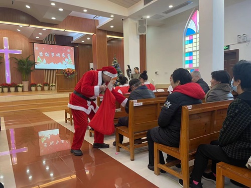 1703405052836465.jpg 发礼物.jpg