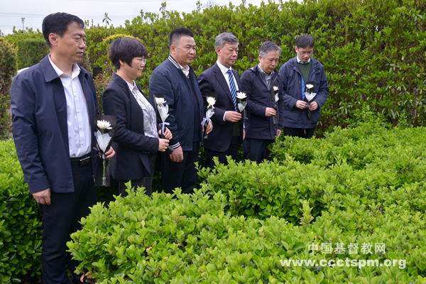 1712211321513971.jpg 基督教全国两会举行甲辰清明扫墓2.jpg