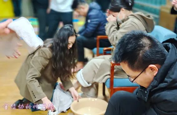 1712544065794043.jpg 金陵协和神学院举行2024年复活节圣周灵修崇拜活动-3.jpg