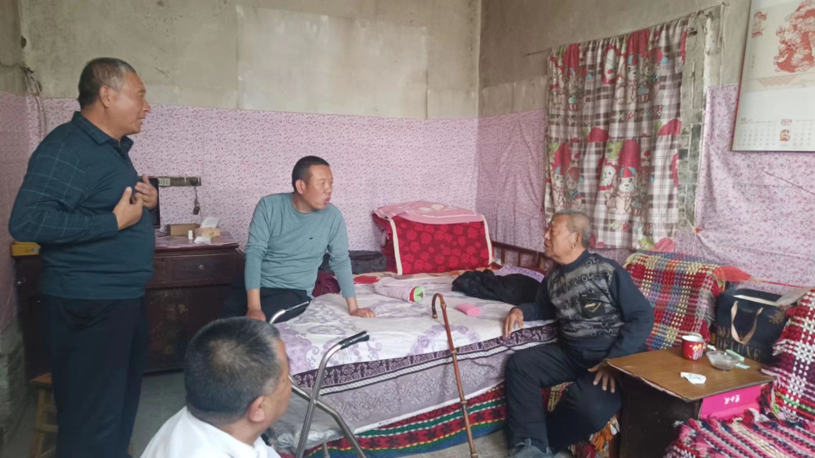 1715049108190203.jpg 席胜魔第四代孙正在向笔者介绍席胜魔牧师的情况.jpg