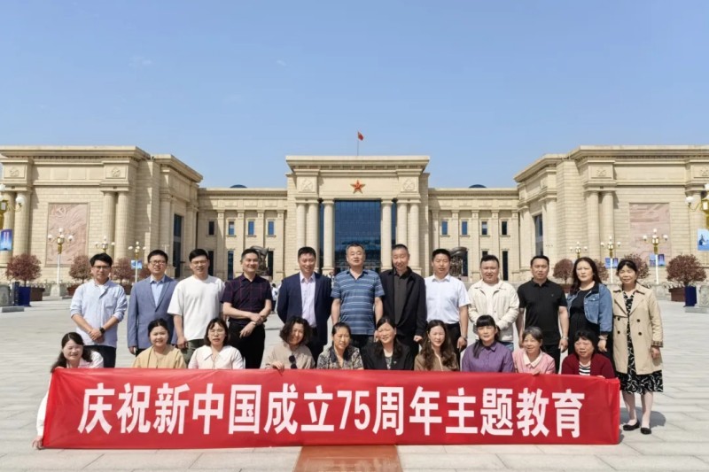 1716359421903143.jpg 图片2 海军博物馆合影.jpg