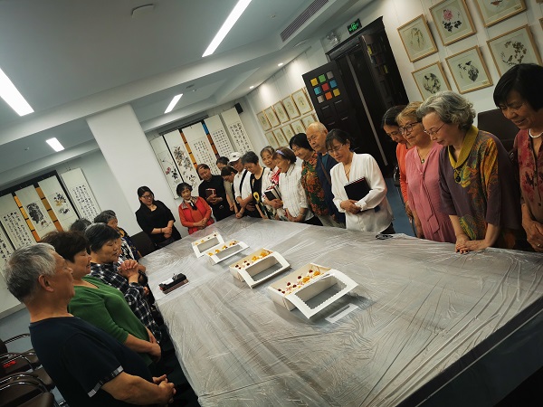 1716687816810068.jpg 常青牧区服侍同工分享生日蛋糕.jpg