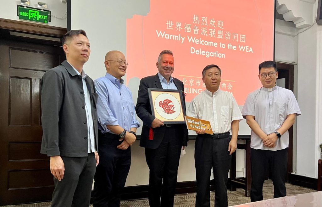 1724124507440684.jpg WEA和北京两会领袖交换礼物.jpg