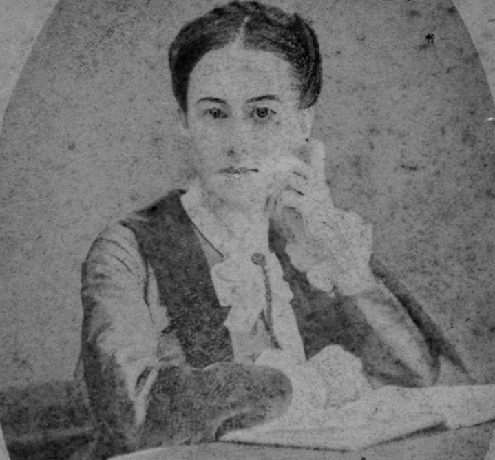 1724987889364542.png 年轻时的卢拉.png