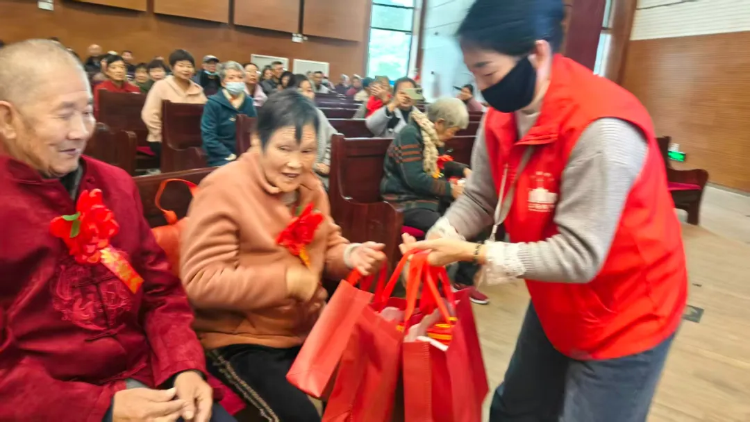 发放礼物 发放礼物