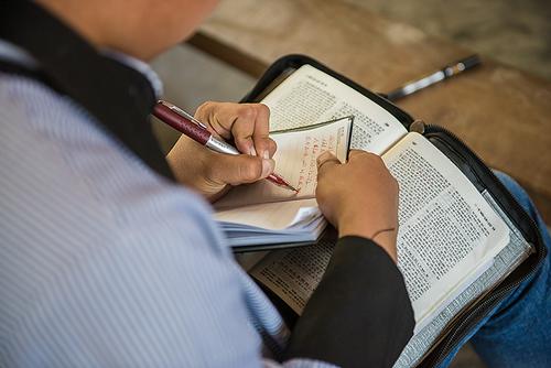 好好听道 提升自己 ——论信徒当如何以敬畏、感恩的心敬为主证道的仆人