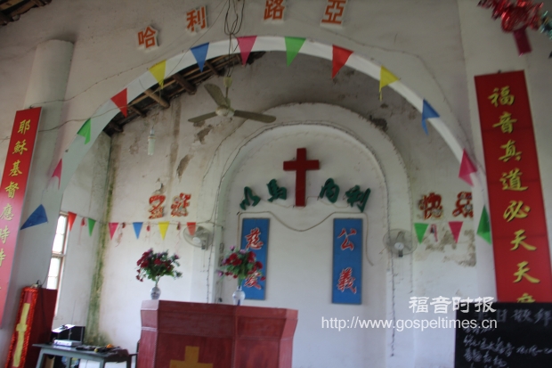 三一堂圣台多出漏水,墙角长出了绿苔