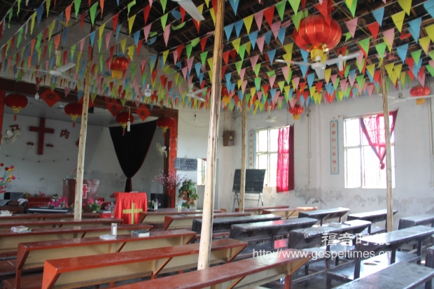 陆溪镇福音堂经过雨水浸泡后几近坍塌,堂内仅仅四根木柱支撑