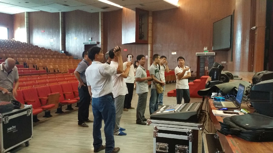 到西亚斯国际学院参观灯光设备