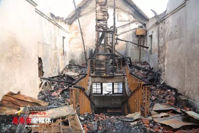 山东省泰安市灵芝街教堂失火 百年建筑付之一炬