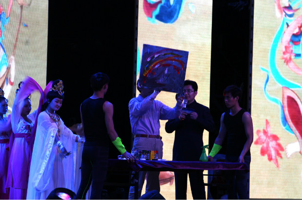 2016nian，quanguozhucanri，heitianshuozaibeijingguodudajuyuanfupinchuangyehuodongxianchangzuohua (2).jpg