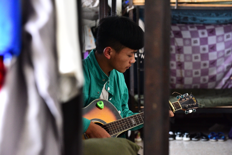 弹吉他的小伙_副本.jpg 弹吉他的小伙_副本.jpg