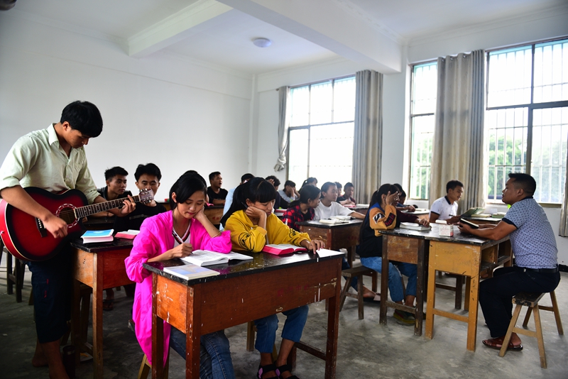 盈江县基督教培训中心学生正在上课.jpg 盈江县基督教培训中心学生正在上课.jpg