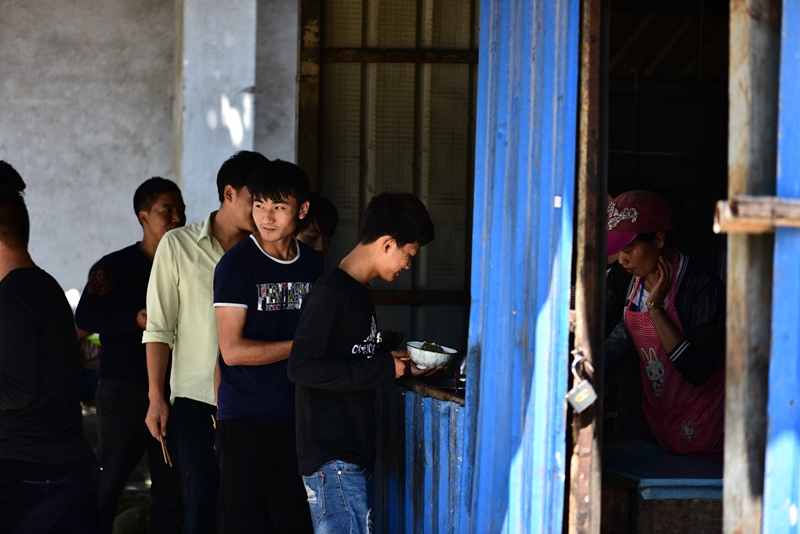 学生们排队打饭.jpg 学生们排队打饭.jpg