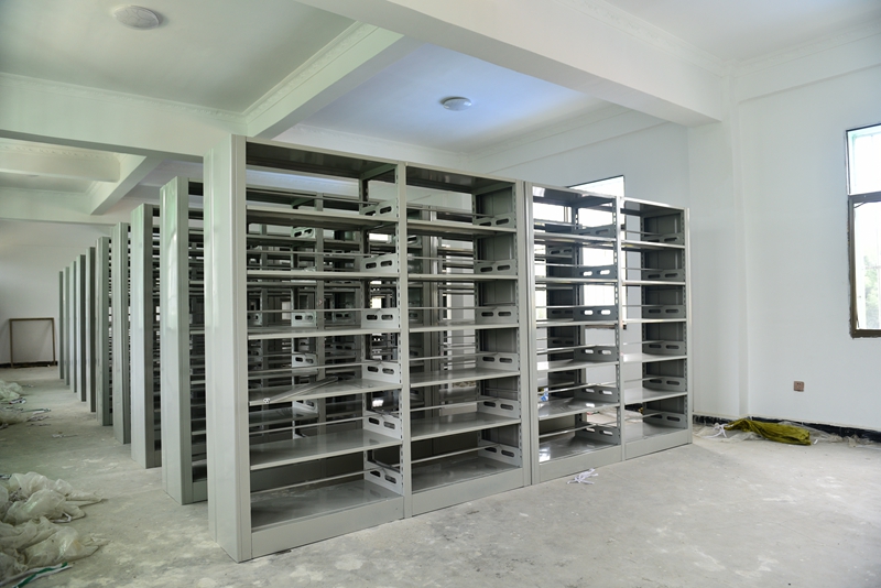 空空的书架.jpg 空空的书架.jpg