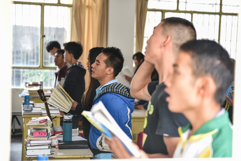 学生们在唱赞美诗_副本.jpg 学生们在唱赞美诗_副本.jpg