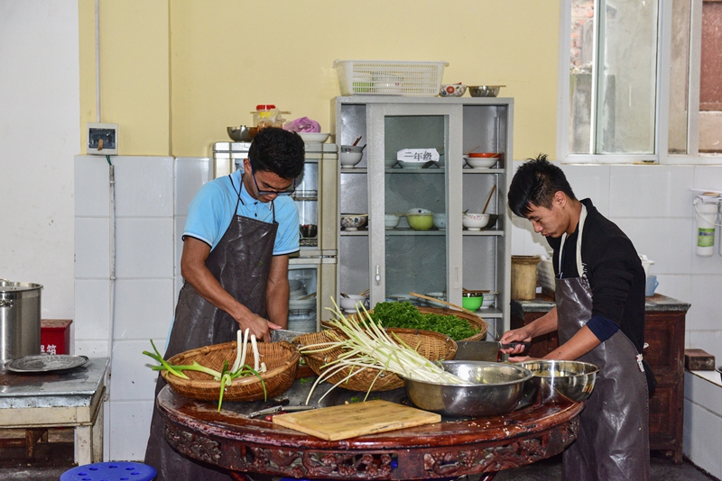 学生们会参与厨房服侍_副本.jpg 学生们会参与厨房服侍_副本.jpg