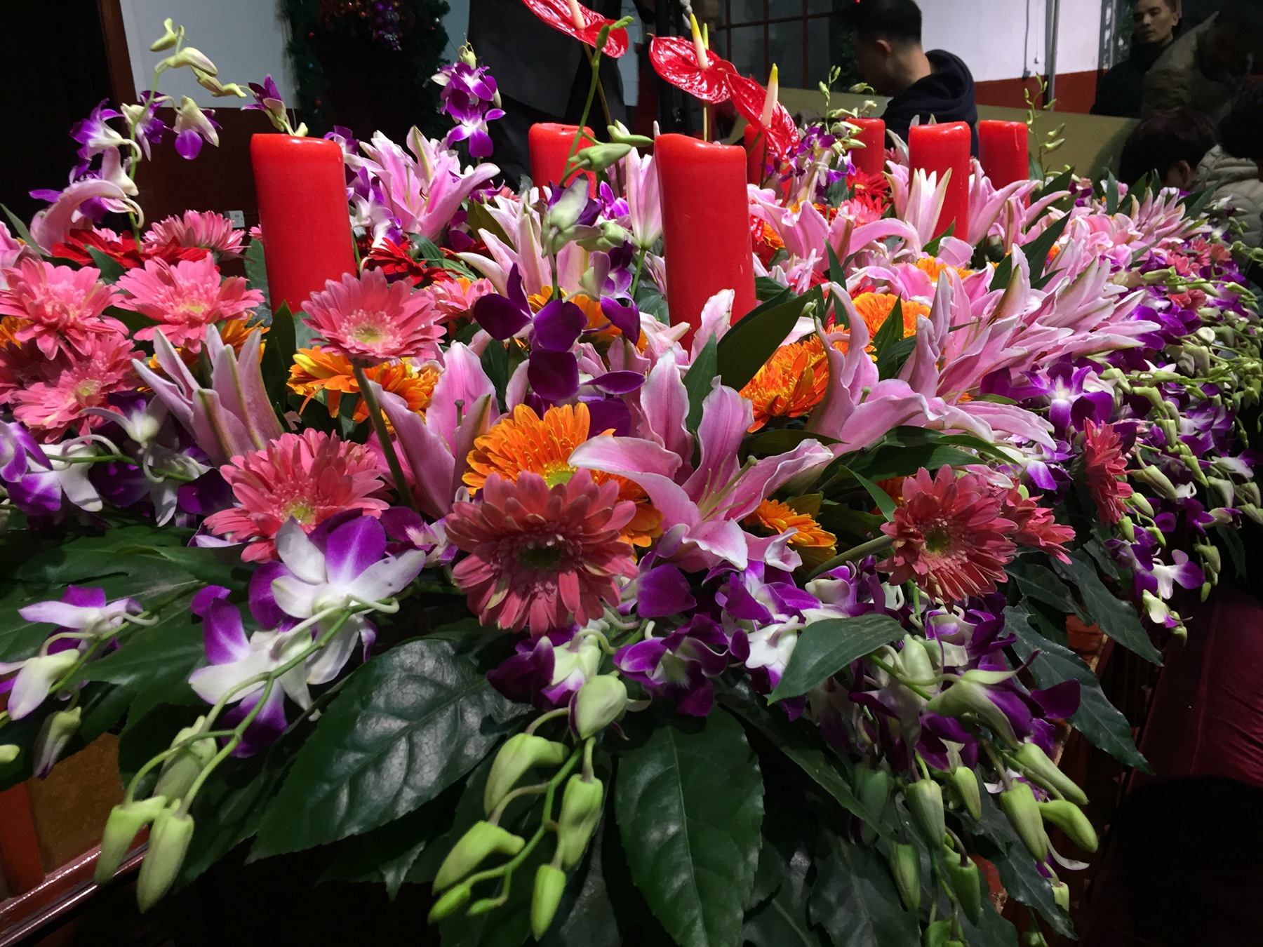 主堂讲台前摆放的鲜花、蜡烛.jpg