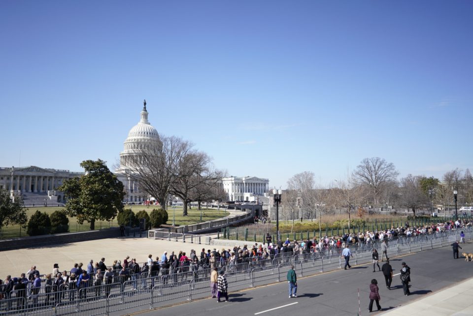 国会外排起长队.jpg 国会外排起长队.jpg