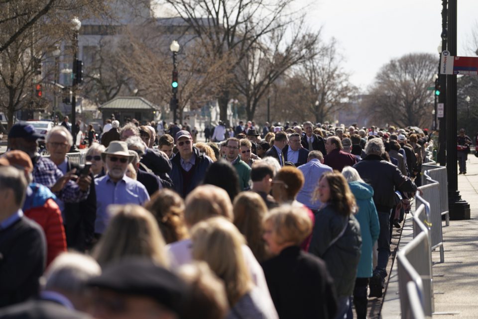 众人迎接.jpg 众人迎接.jpg