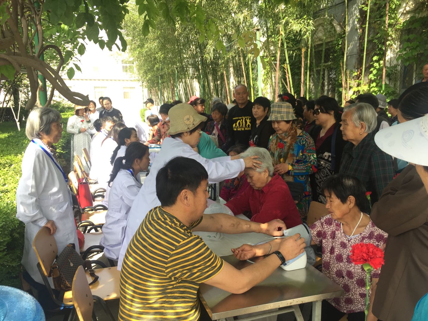 燕京神学院举办“祝福母亲 爱撒人间”母亲节义诊活动.jpg