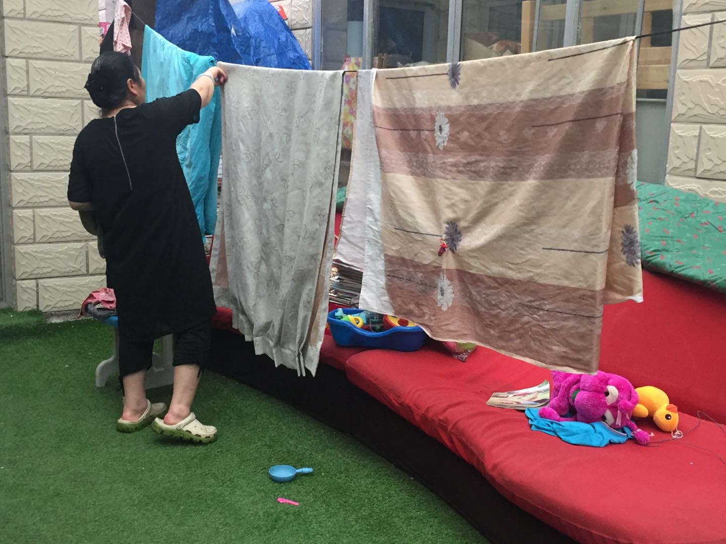 忙碌中的刘姊妹.jpg 忙碌中的刘姊妹.jpg