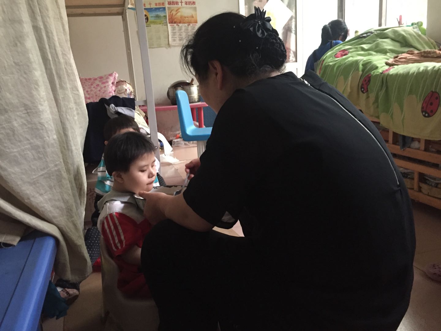 刘姊妹给孩子喂饭.jpg 刘姊妹给孩子喂饭.jpg