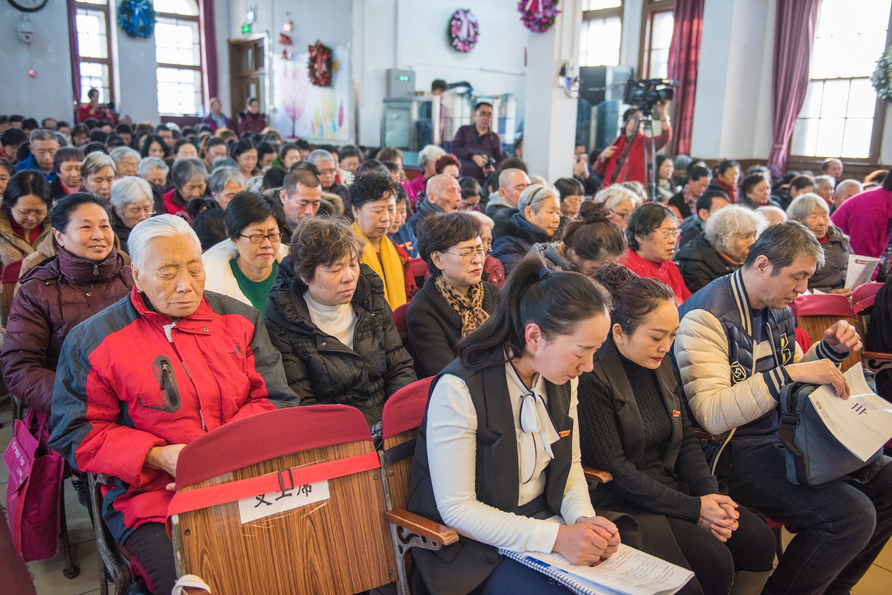 会众一同祈祷.jpg 会众一同祈祷.jpg