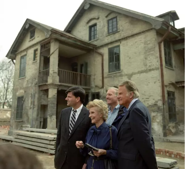 葛培理牧师全家在淮阴(今淮安,1988年摄).png 葛培理牧师全家在淮阴(今淮安,1988年摄).png