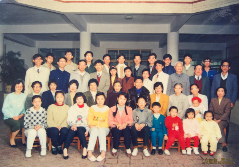 黄卫民牧师(二排中黑上衣)全家福.png 黄卫民牧师(二排中黑上衣)全家福.png