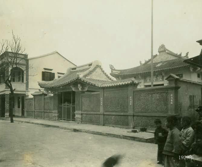 具有中国特色的石码礼拜堂外景 围墙内竖有三层楼高的旗杆.png 具有中国特色的石码礼拜堂外景 围墙内竖有三层楼高的旗杆.png