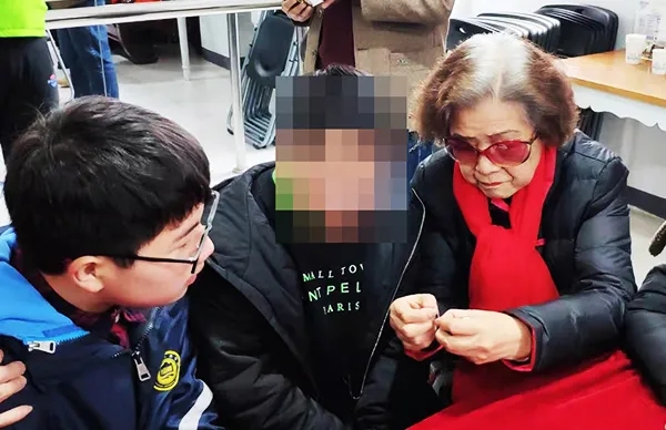 1616464653998709.jpg 爱心人士与“唐宝”一起制作香囊.jpg