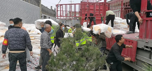 1634262730603523.jpg 村民们主动协助搬运物资.jpg