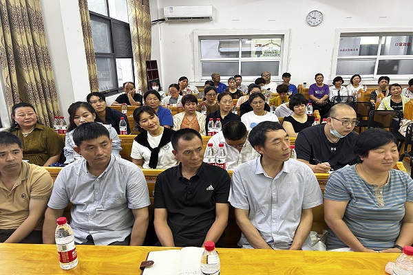 1688993603200292.jpg 听讲座.jpg