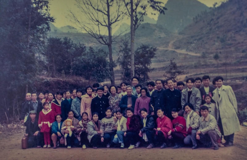 1697775417549588.jpg 信徒们半路迎接前来授课的牧者.jpg