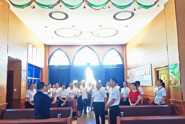 1722582999561462.jpg 01张磊磊牧师接待_副本.jpg