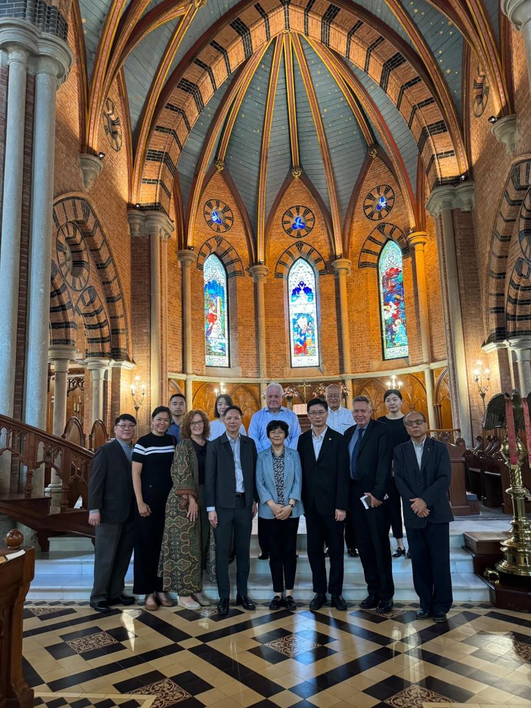 1724124273133621.jpg WEA代表团和全国两会领袖在圣三一堂.jpg