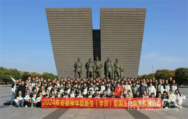 1733130979788333.jpg 合影.jpg