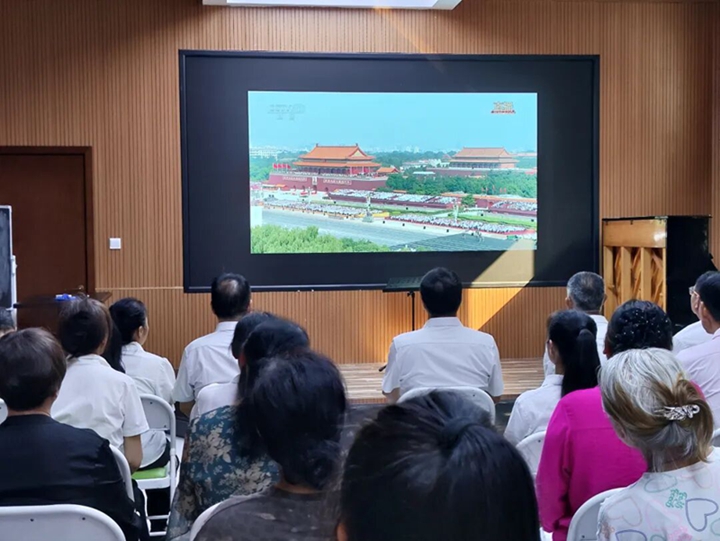 1756958663744085.jpg 观看阅兵式.jpg