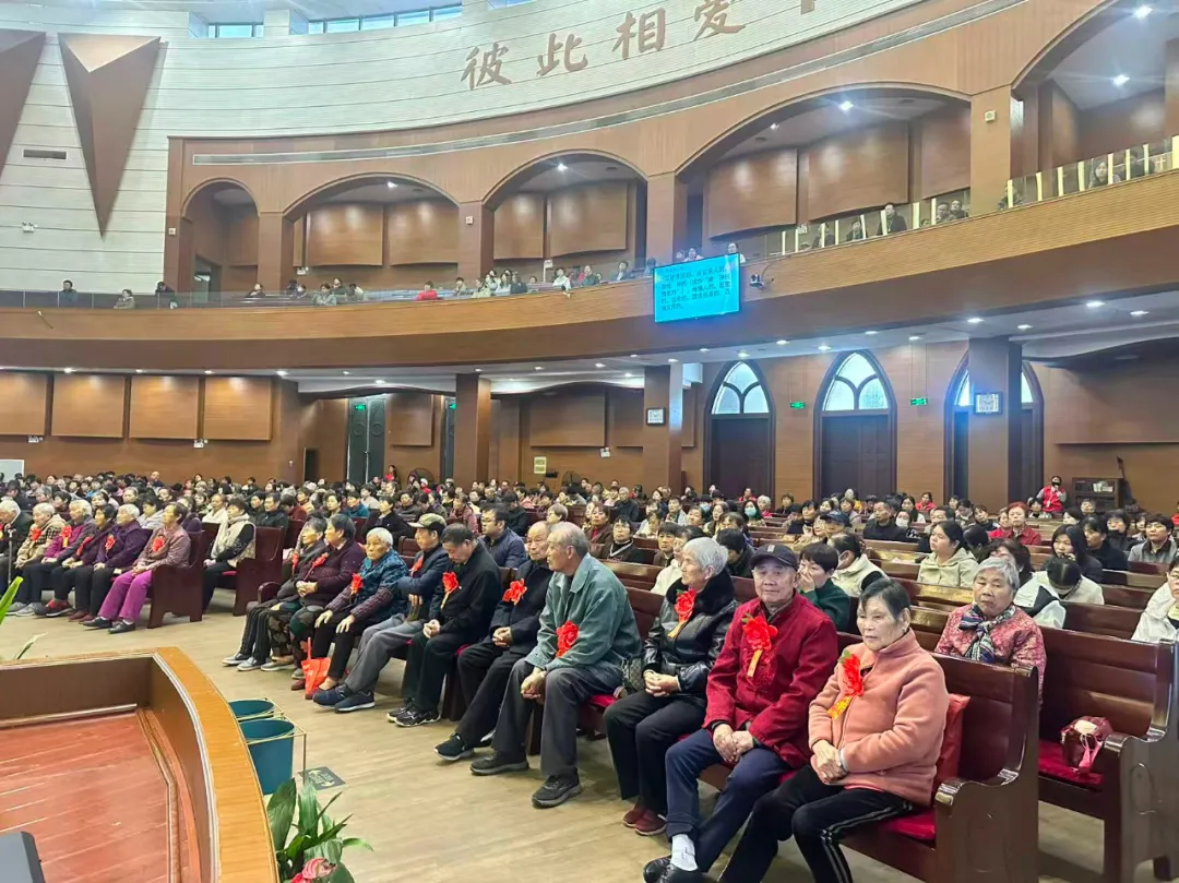 老年弟兄姊妹欢聚一堂